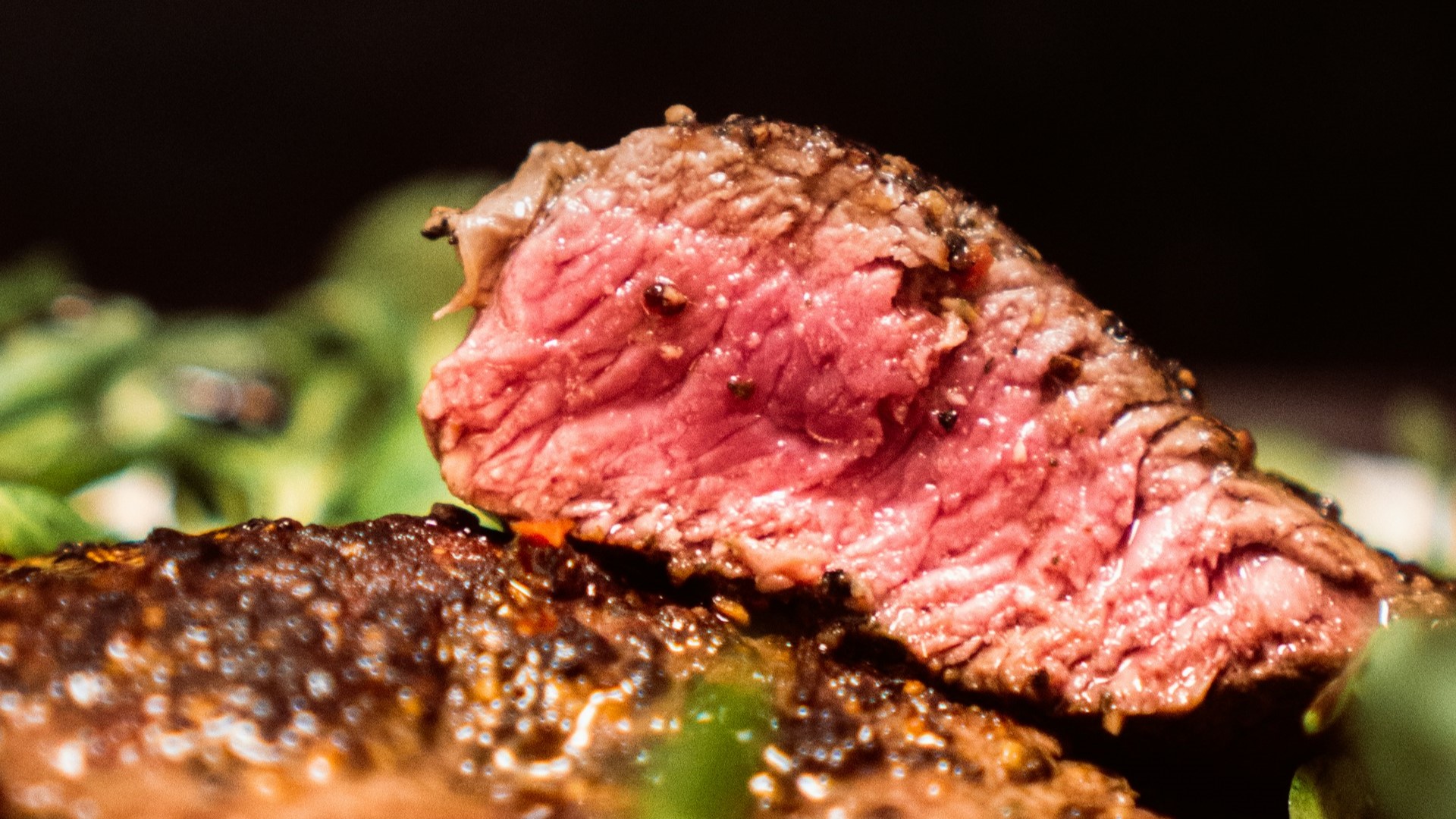 Dwarsdoorsnede van een sappige steak op medium-rare gaarheidsniveau met gekaramelliseerde korst