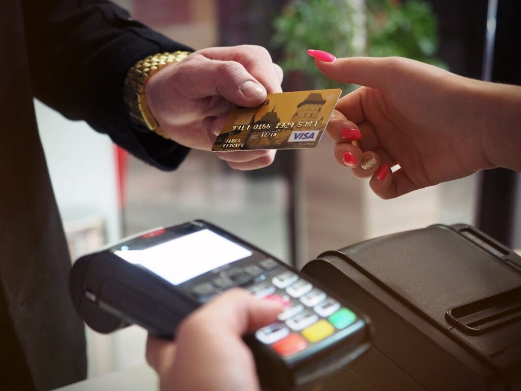 Betaling met een creditcard bij een betaalterminal, symbool voor crediteuren en debiteuren.