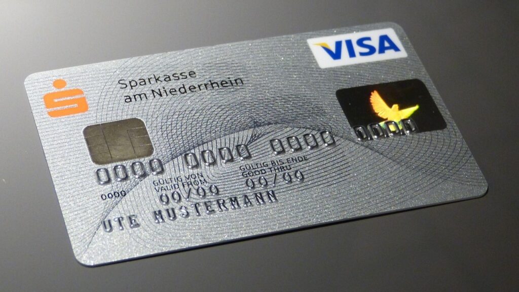 VISA-creditcard van Sparkasse met chip en hologram, relevant bij uitleg over debet en credit