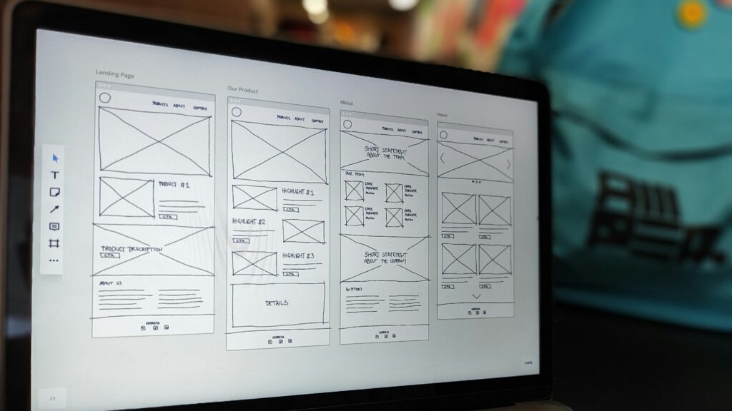 UX wireframes op laptopscherm tonen de indeling van een website met nadruk op structuur en gebruikersflow