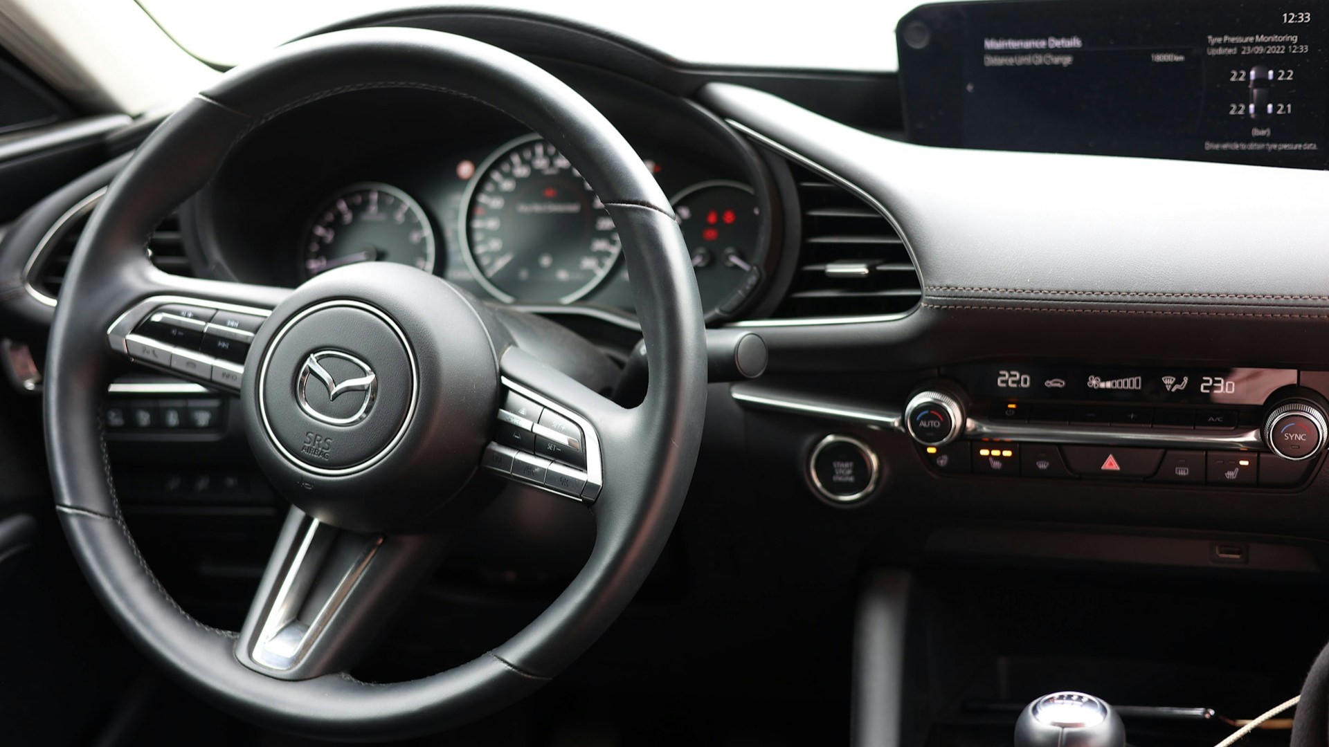 Automaat of handgeschakeld rijles met stuur, dashboard en display van moderne lesauto