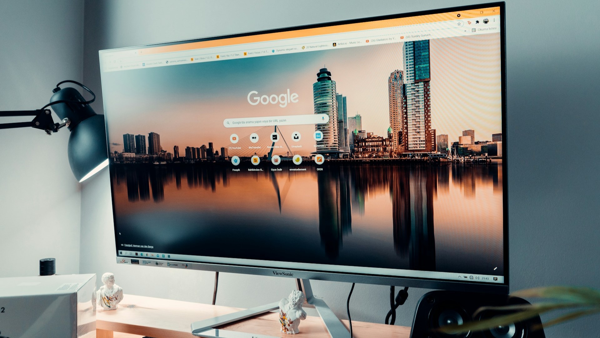 LCD en OLED schermen getoond op ultrawide monitor met hoge contrastweergave