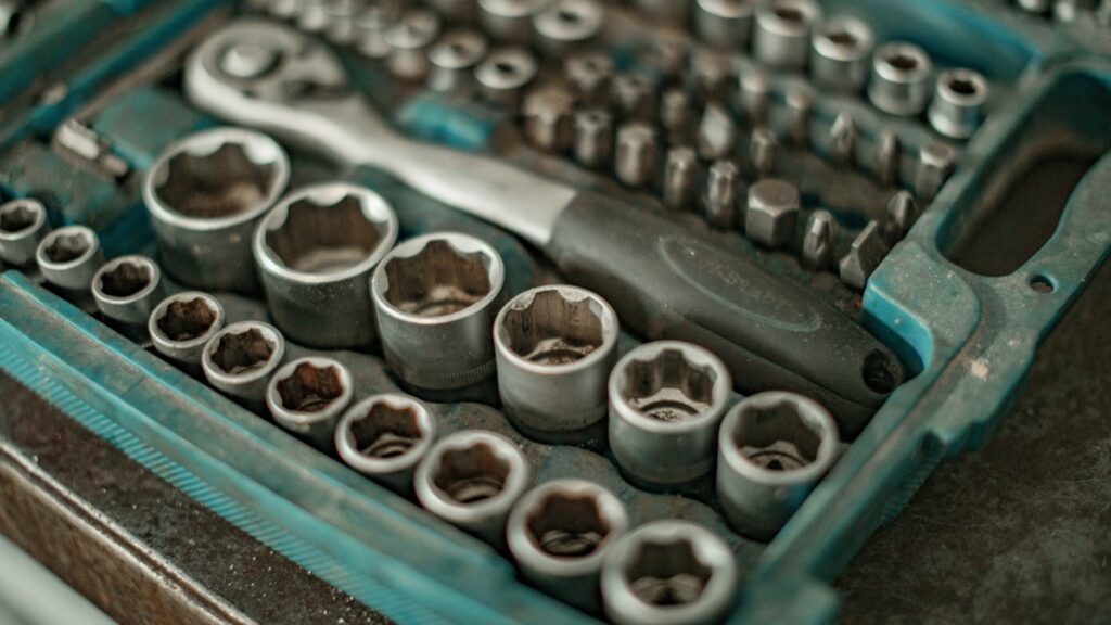 Gereedschap voor installatie en inregeling van een CV-rooster in ventilatiesysteem