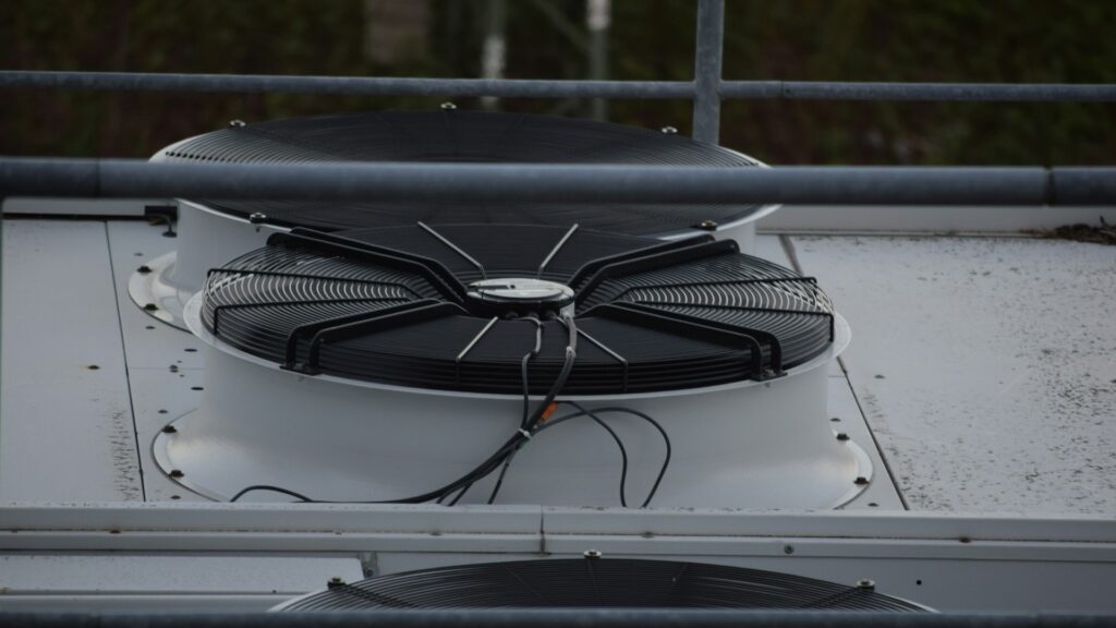 Ventilatiekanalen in plafond voor luchtverdeling via een CV-rooster