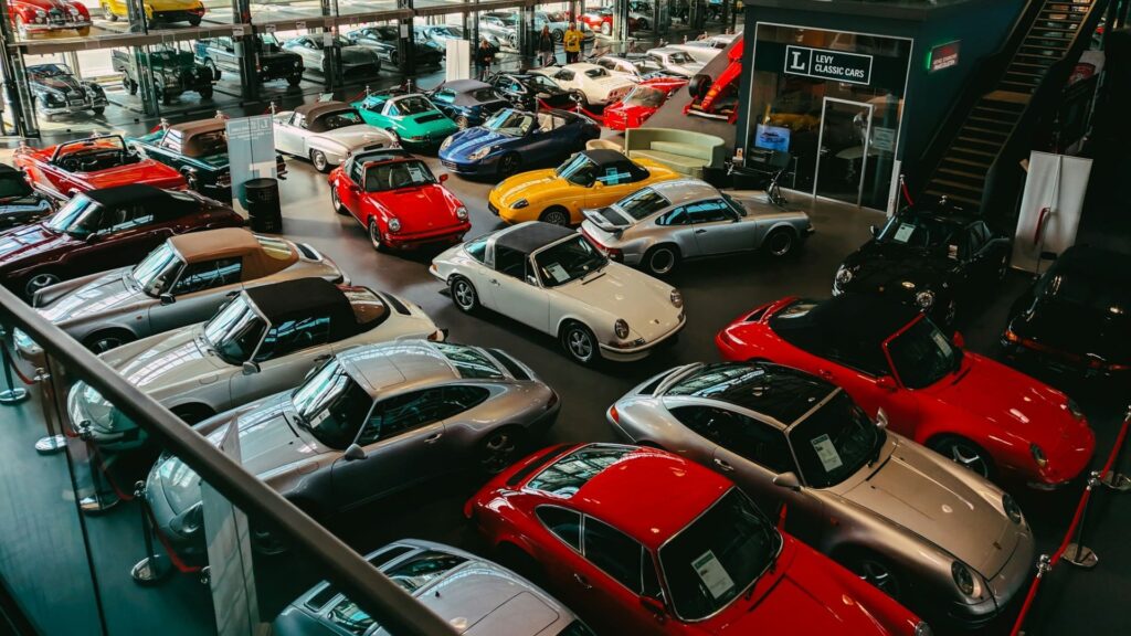 Showroom met diverse auto’s als keuzeopties voor shortlease
