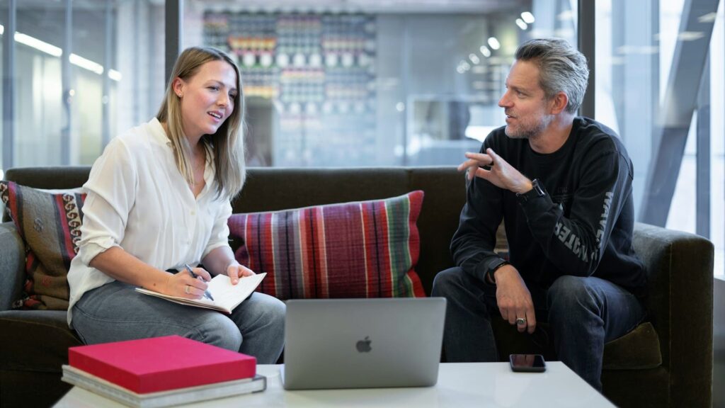 Adviseur bespreekt shortlease met ondernemer aan tafel met laptop en notities