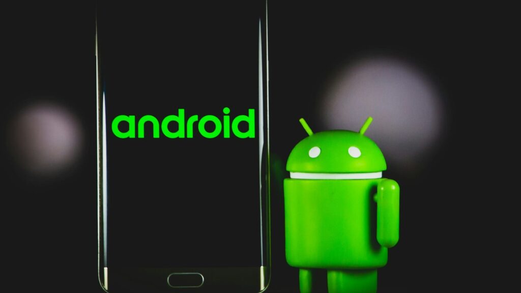 Android en iOS vergelijking met Android-logo naast smartphone in donkere setting