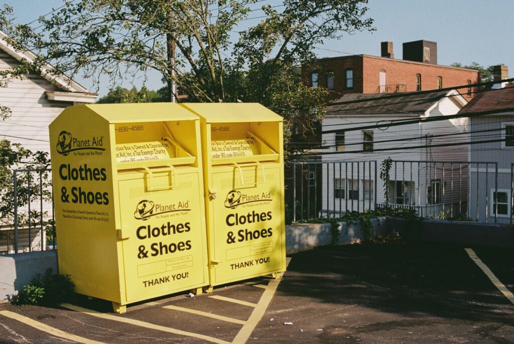 Inzamelcontainers voor kleding tonen beginfase van mechanische recycling van textielstromen
