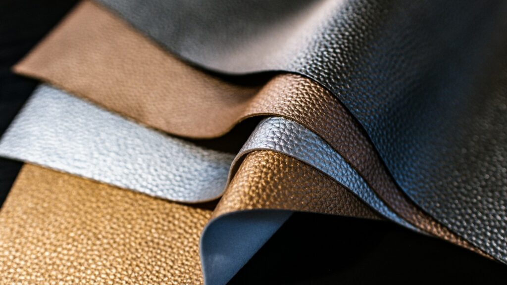 Verschillende leersoorten naast elkaar, laat het synthetisch leer verschil in textuur en afwerking zien