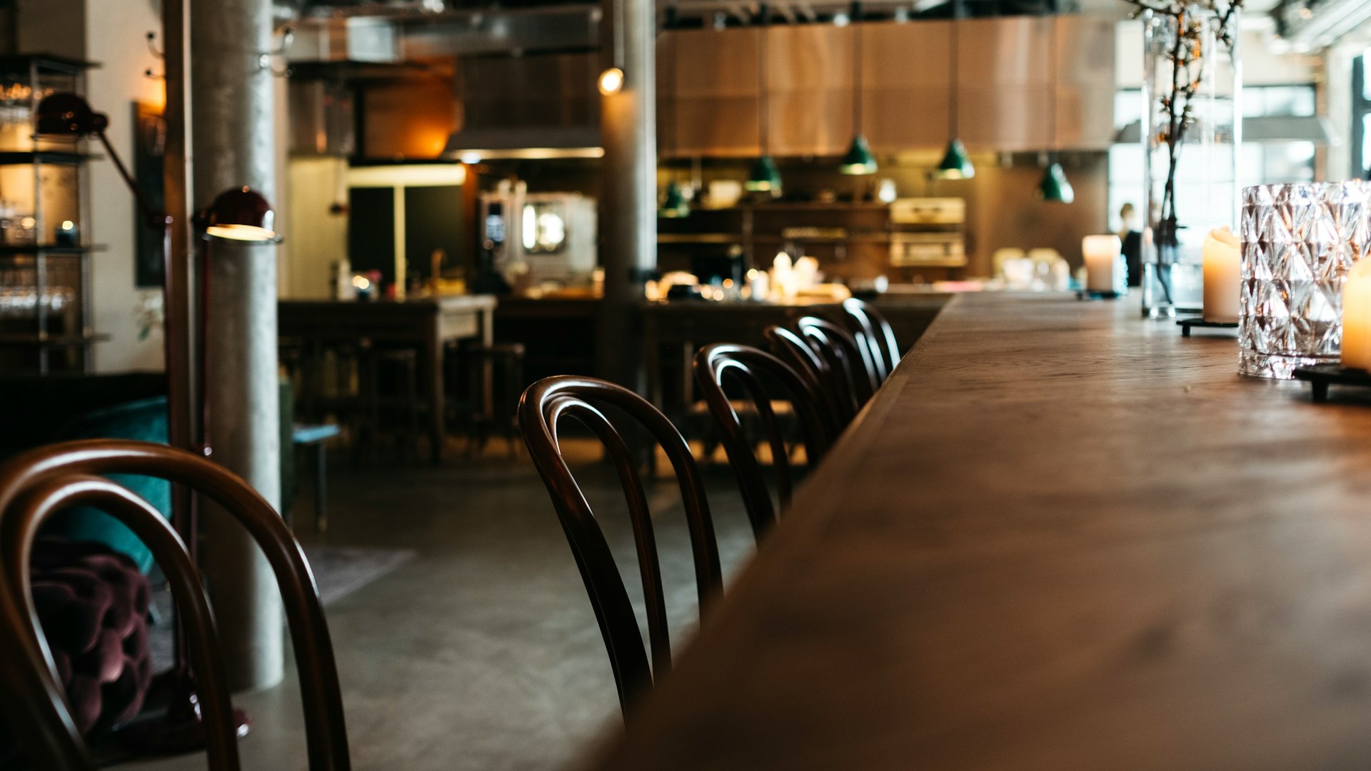 Sfeervolle baropstelling die het verschil bistro brasserie laat zien met warme verlichting en houten stoelen