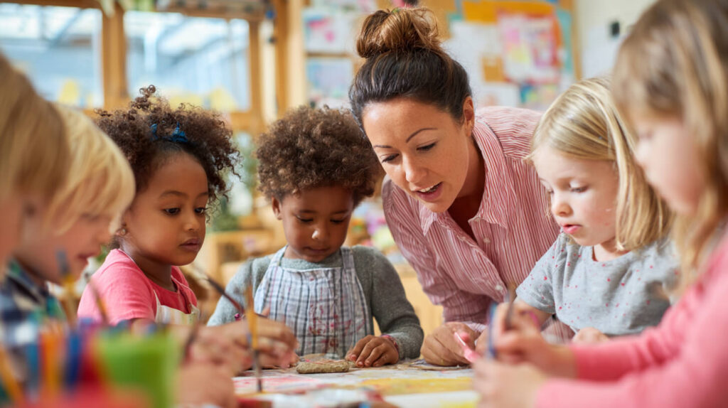 Pedagogisch medewerker begeleidt een groep kinderen tijdens een creatieve activiteit met persoonlijke aandacht