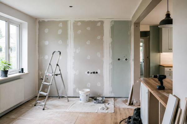 Kleine verbouwing in woning waarbij een ruimte wordt gestuct en afgewerkt met nieuwe wand- en keukenonderdelen