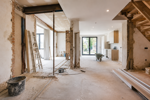 Totaalrenovatie van een woning waarbij muren, vloeren, installaties en indeling volledig worden vernieuwd